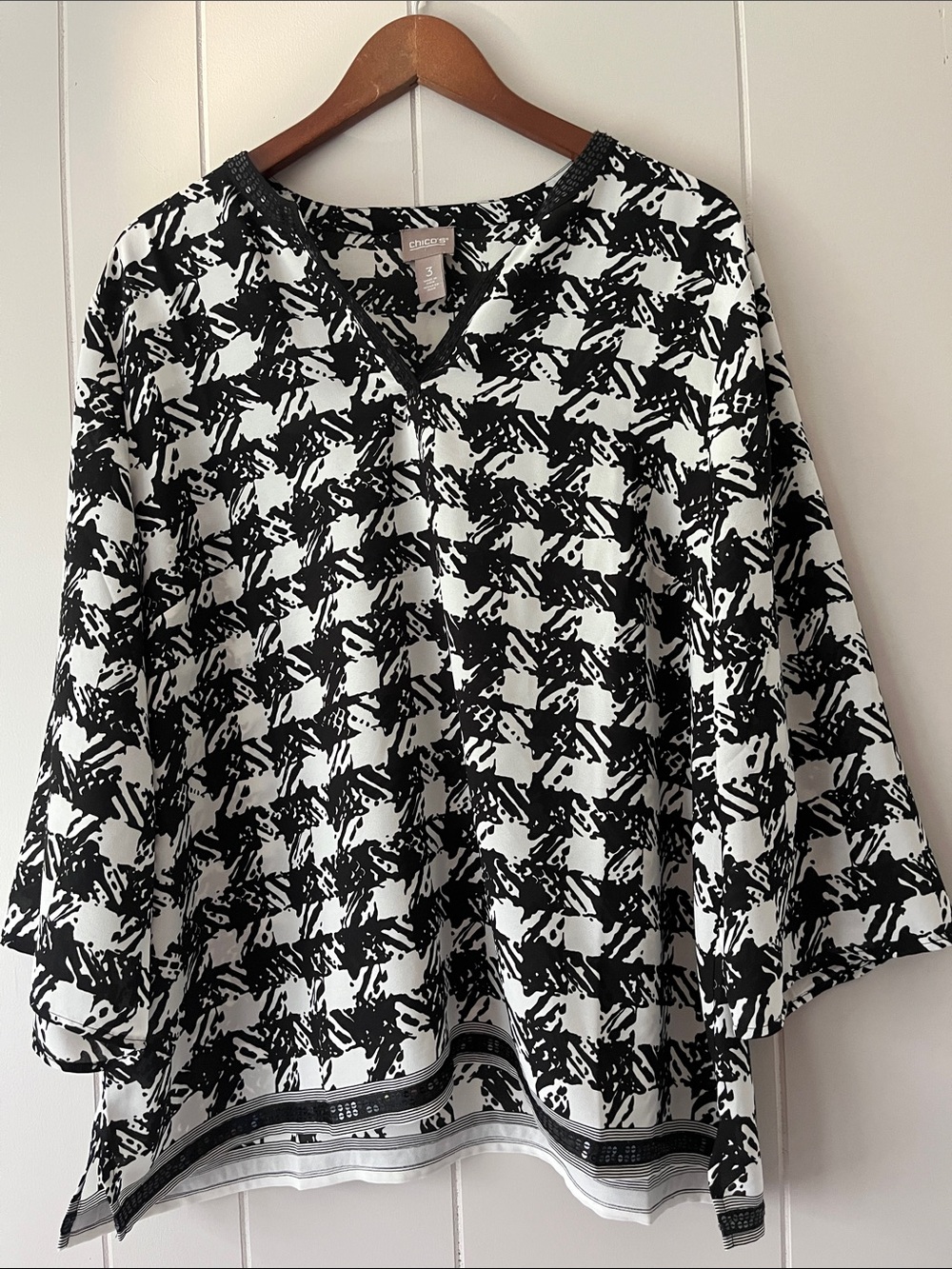 Chico's Black & White Abstract Houndstooth V-Neck Tunic